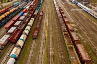 Tren istasyonunda mal ile renkli yük trenleri havadan görünümü.