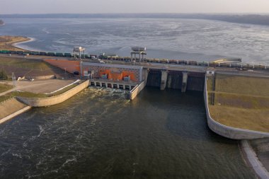 Kaunas'taki nehir barajının havadan görünümü