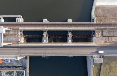 Kaunas'taki nehir barajının havadan görünümü