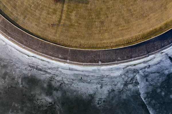 겨울에 얼어 붙은 호수 해안선의 공중 보기 — 스톡 사진