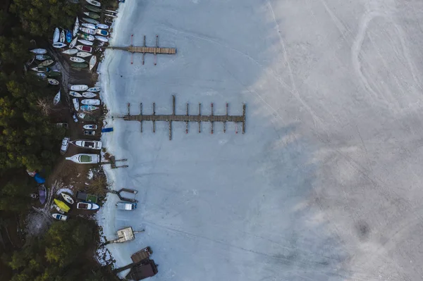 Vue aérienne du littoral et de la jetée gelés du lac — Photo