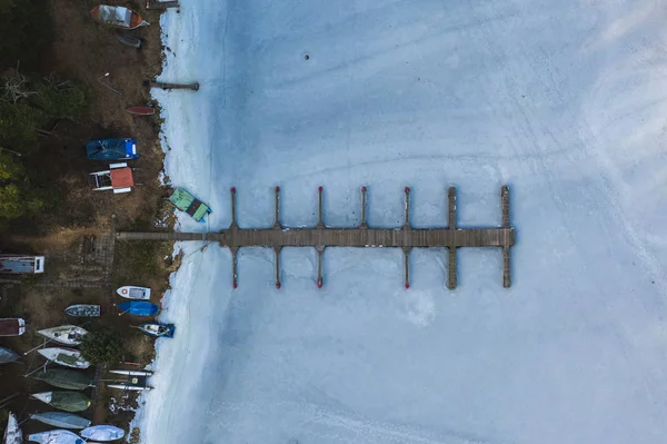 Vue aérienne du littoral et de la jetée gelés du lac — Photo