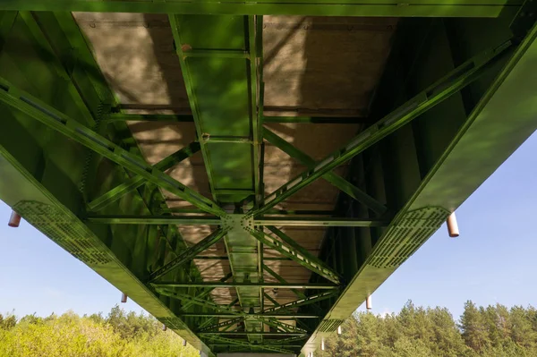 Vue par drone du fond du pont avec réflexion du soleil — Photo