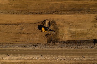 Drone yol yeniden inşa alanının yukarıdan aşağıya görünümü