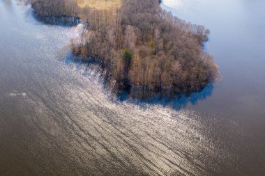 Bir gölde bir yarımadanın Drone görünümü.