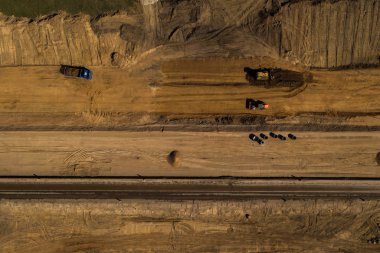 Drone yol yeniden inşa alanının yukarıdan aşağıya görünümü