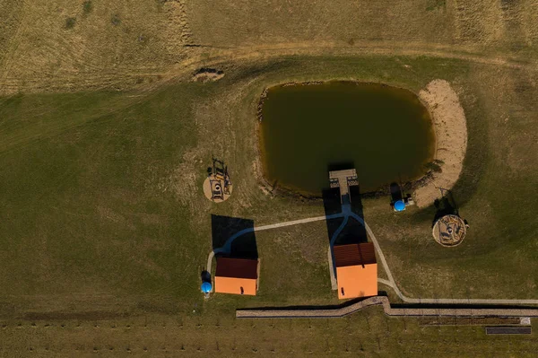 Vue par drone de la ferme rurale près d'un petit lac — Photo