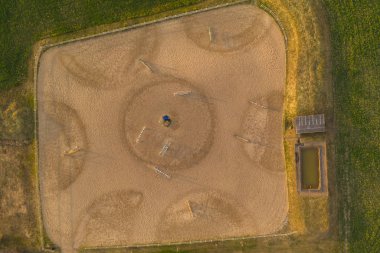 Drone engelleri ile binicilik alanının yukarıdan aşağıya görünümü