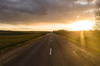 Yaz günbatımında ormandaki kır yolunun insansız hava aracı fotoğrafçılığı.