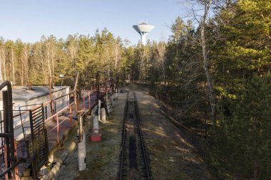 Yaz boyunca eski küçük sanayi istasyonunun insansız hava aracı görüntüsü.