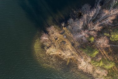 Küçük göl yarımadasının insansız hava aracı görüntüsü ve bahar günü bir kamp alanı..