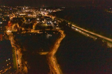 Kışın bulutlu gecelerde şehir ışıklarının insansız hava aracı görüntüleri