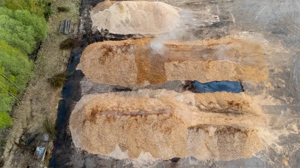 Endüstriyel alana buhar yayan büyük odun parçacıklarının hava görüntüsü..