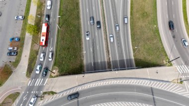 Yoğun bir otoyol kavşağının arabalarla ve otobüsle hava görüntüsü.