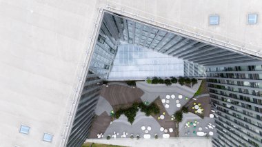 Geometrik avlusu olan modern bir mimari binanın havadan görünüşü.