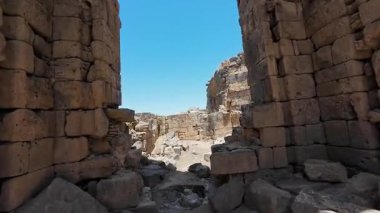Kadim taş kalıntıları berrak mavi bir gökyüzünün altında. Antik Dara şehri, Suriye.