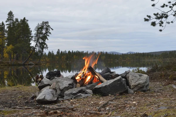Obóz Ogień Szwecji Jeziorze Jesienią — Zdjęcie stockowe
