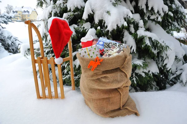 Χριστουγεννιάτικα Δώρα Έλκηθρο Στο Χιόνι — Φωτογραφία Αρχείου