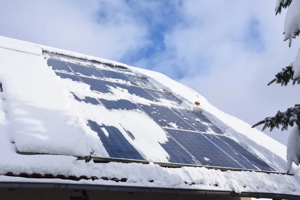 被白雪覆盖的太阳能系统 — 图库照片