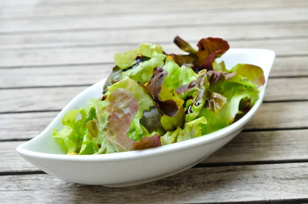 Insalata Fresca Tavolo Legno — Foto Stock