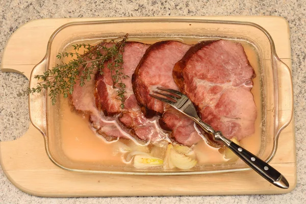 熏猪肉与洋葱在锅里 — 图库照片