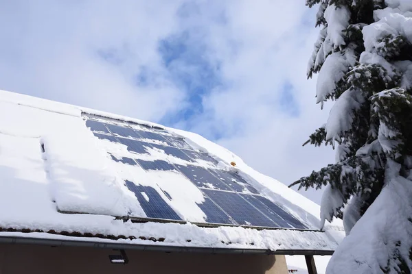 Zonnemodules Winter Een Dak Met Sneeuw — Stockfoto