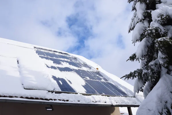 Moduł Słoneczny Zimą Dachu Śniegiem Obrazek Stockowy