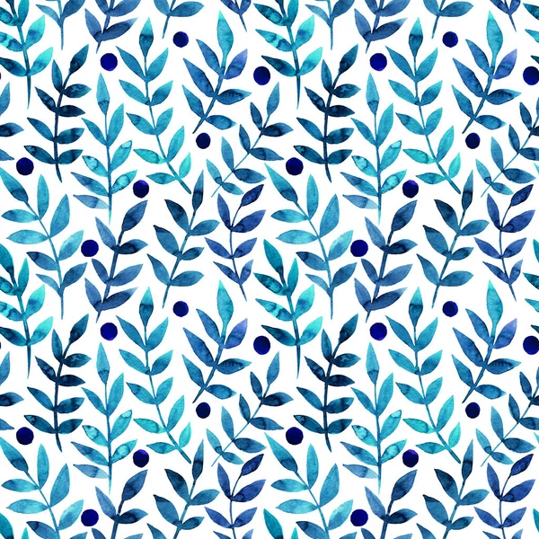 Kusursuz desenli, stilize yapraklı. Klasik mavi yapraklarla dolu uçsuz bucaksız bir desen. Duvar kağıdı için arka plan, tekstil baskısı. Beyaz arkaplanda suluboya el çizimi.
