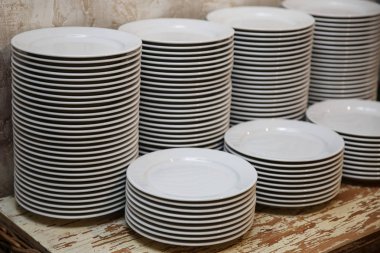 birçok plaka restoran tablo. lokanta mutfağı temiz tabak yığınları. 