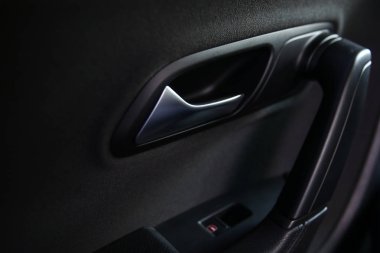 Araba kapısı açacağı işleci. Arabada siyah panel üzerindeki gümüş kolu