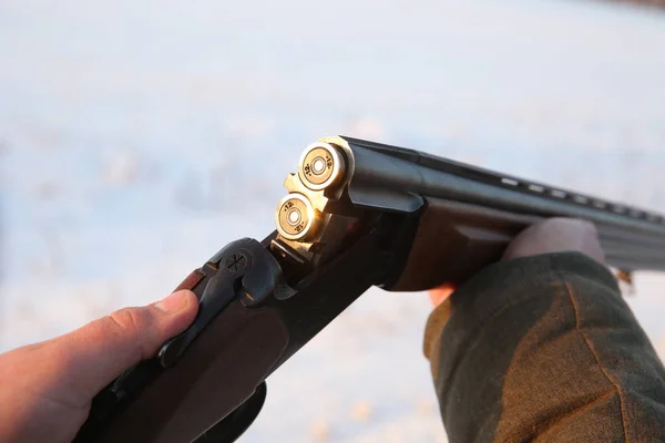 冬狩りに武器をリロードします 太陽の下で輝く美しい狩猟カートリッジをクローズ アップ 二連発銃ハンターの手にオープンしました — ストック写真