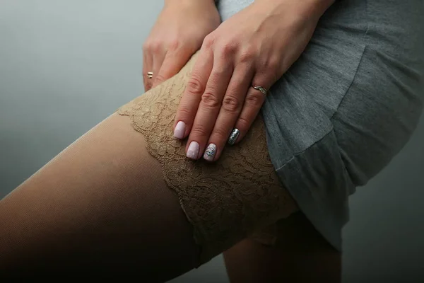 Girl Handen Met Een Prachtig Manicure Corrigeert Nylon Kous Tan — Stockfoto