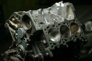 Demonte otomobil motoru. altı silindirli motor silindir bloğu. V şeklinde motoru araç demonte bir devlet. arabanın motoru ön kısmını. 
