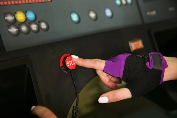 Botón Parada Cinta Correr Panel Control Cinta Gimnasio Mano Femenina — Foto de Stock