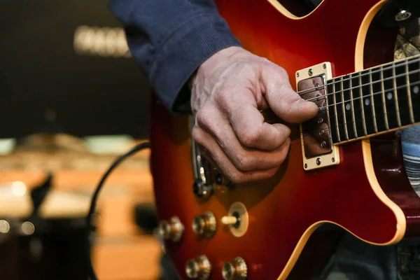 일렉트릭 기타의 시체의 일부입니다 기타의 손으로 기타를 재생합니다 인간의 손으로 — 스톡 사진