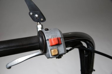Beyaz arka planda Retro Motor Scooter çekim parçaları. Scooter 'ın sol gidon kolu. Scooter gidon üzerinde sinyal düğmesini açın. Motosiklet gidon üzerinde boynuz düğmesi. 