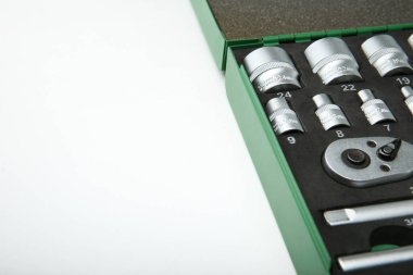 yan taraftaki takım çantası içinde bulunan bir soket anahtarının arka planını kopyalayın. Beyaz arka planda araç kutusunun bir parçası