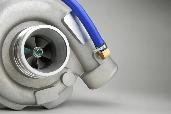 Alüminyum Turbo kompresörün bir parçası yakın. Beyaz arka planda dizel motor için yeni turboşarj. beyaz bir arka plan ve boş alan üzerinde yan güçlü bir türbin ile resim