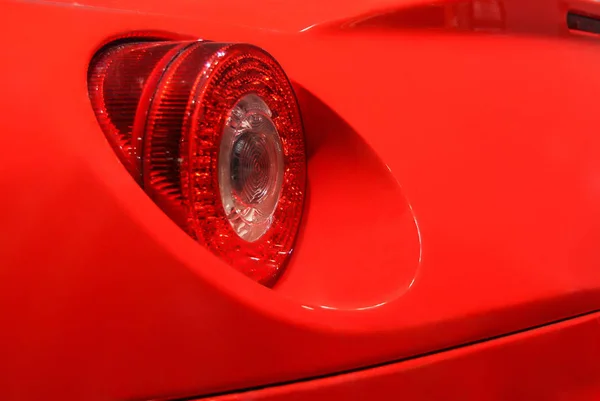 跑车的尾灯 红色跑车上的圆形尾灯 汽车后部角度的视图 — 图库照片