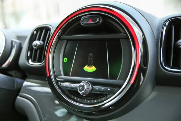 Araba ekranında çalışma Parktronic. Arabada yuvarlak panel on-board bilgisayar. Parktronic üzerinde ters. Araba ters için boşluk yok. kolay park. 