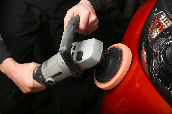 Polieren Der Vorderen Stoßstange Des Roten Autos Poliermaschine Poliert Frontstoßstange — Stockfoto