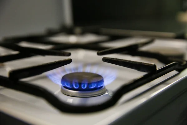 Gas Brennt Auf Dem Küchenherd Blaue Flamme Von Gasherd Nahaufnahme — Stockfoto