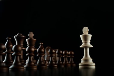 siyah arkaplan üzerindeki tüm satranç kavramlarına karşı