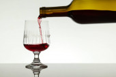  červené víno láhev a sklo na bílém pozadí s kopírovacím prostorem