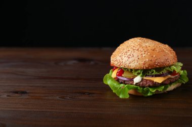 Fotokopi alanı olan koyu arkaplan üzerine klasik burger