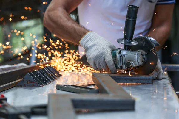 Ręce Mistrza Widziały Metal Szlifierką Obróbka Metali Warsztacie Bliska — Zdjęcie stockowe