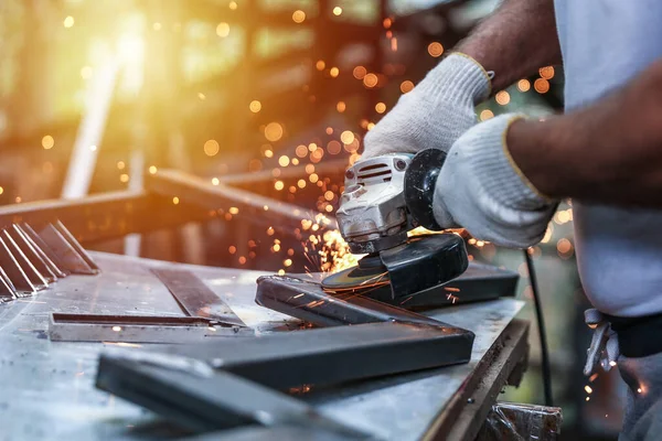 Ustanın Elleri Metali Öğütücüyle Gördü Metal Atölyede Çalışıyor Kapatın — Stok fotoğraf