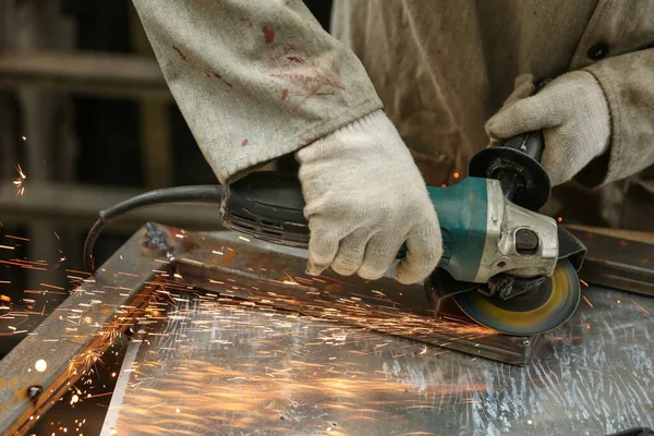 Ustanın Elleri Metali Öğütücüyle Gördü Metal Atölyede Çalışıyor Kapatın — Stok fotoğraf