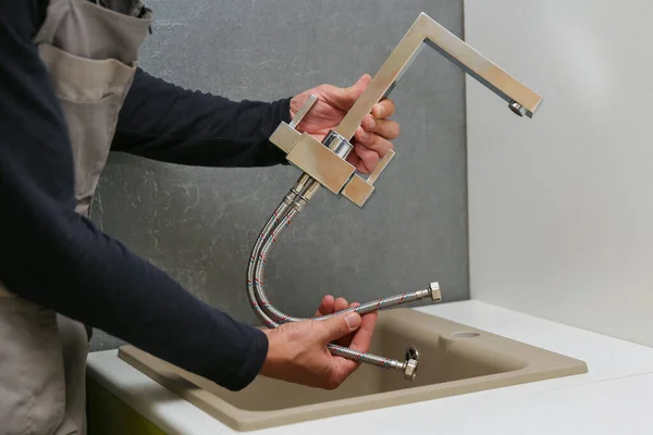 Plumber Installs Kitchen Faucet Refurbishment Apartment — Stock Photo, Image