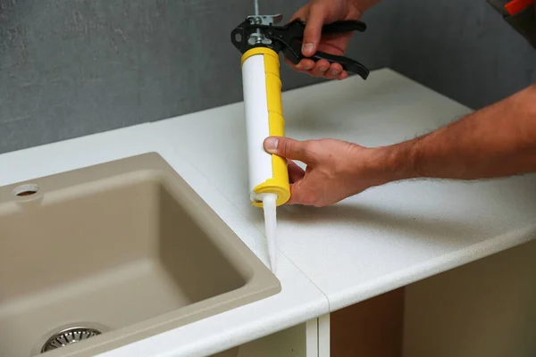 Worker Seals Kitchen Sink Sealant Hands Worker Works Construction Sealant — Stock Photo, Image